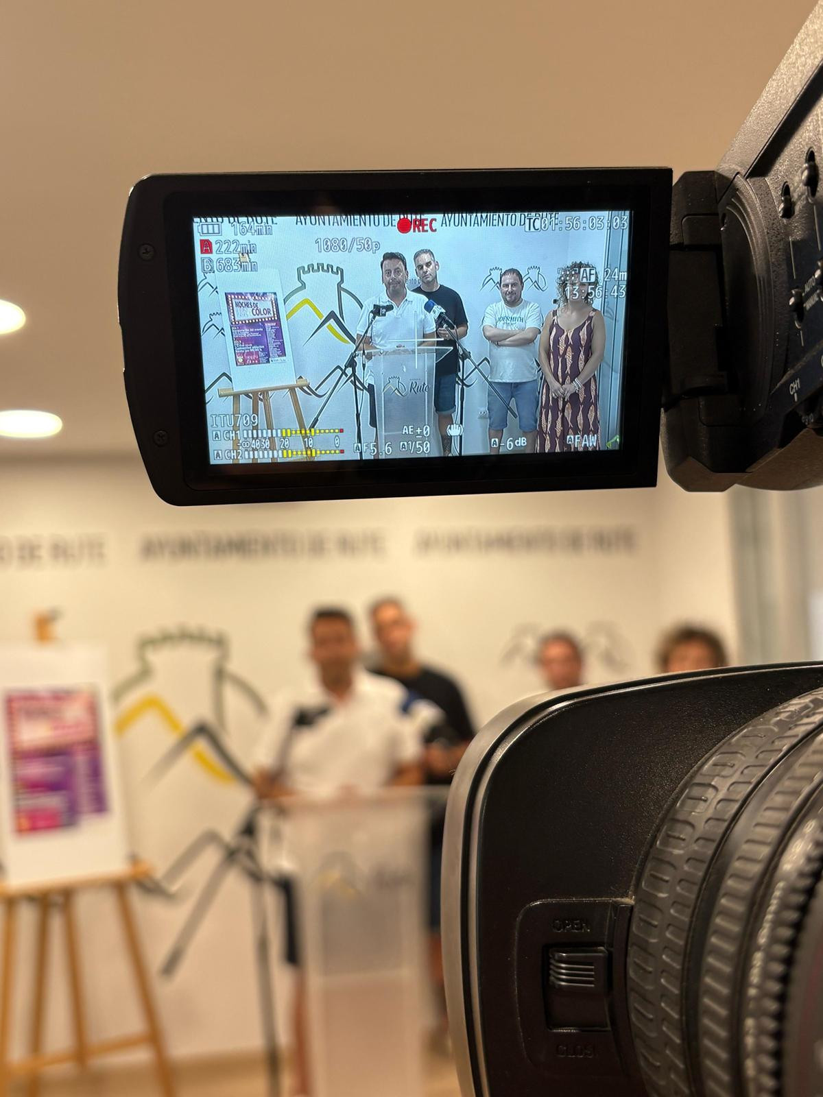 Cámara de vídeo registrando una sesión plenaria institucional